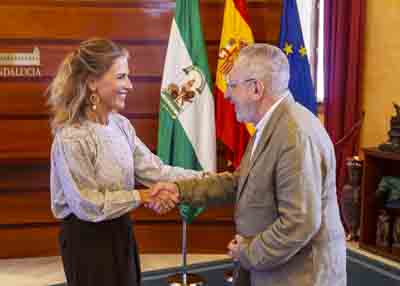 Ana Mestre, presidenta del Parlamento, saluda a Jos� Escalante, presidente del Instituto de Reales Academias de Andaluc�a 
