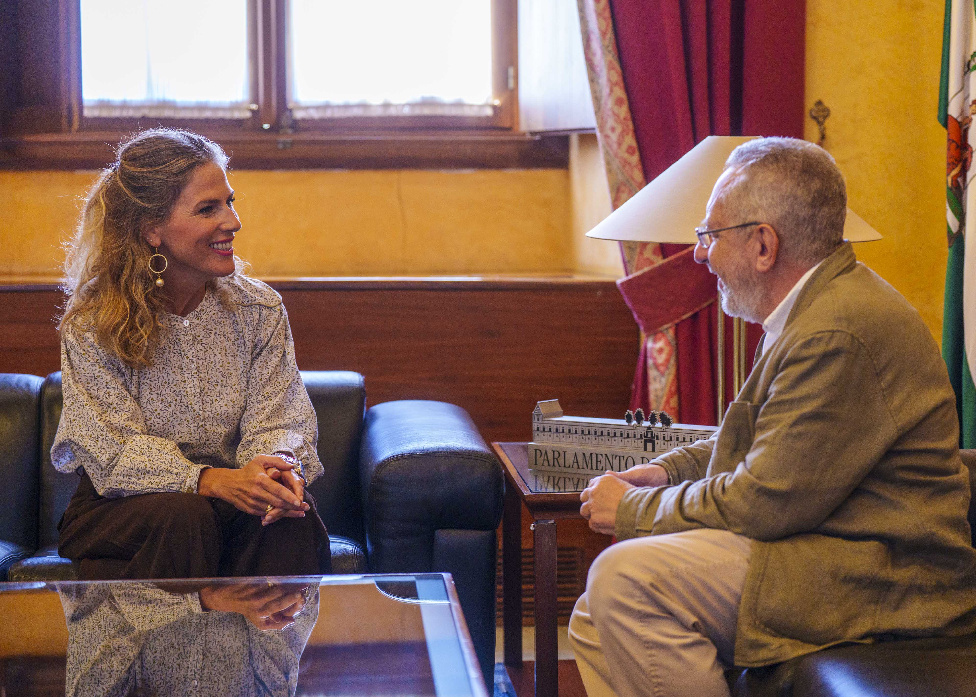 La presidenta del Parlamento de Andaluc�a conversa con el presidente del Instituto de Reales Academias de Andaluc�a en el sal�n de protocolo