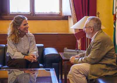 La presidenta del Parlamento de Andaluc�a conversa con el presidente del Instituto de Reales Academias de Andaluc�a en el sal�n de protocolo