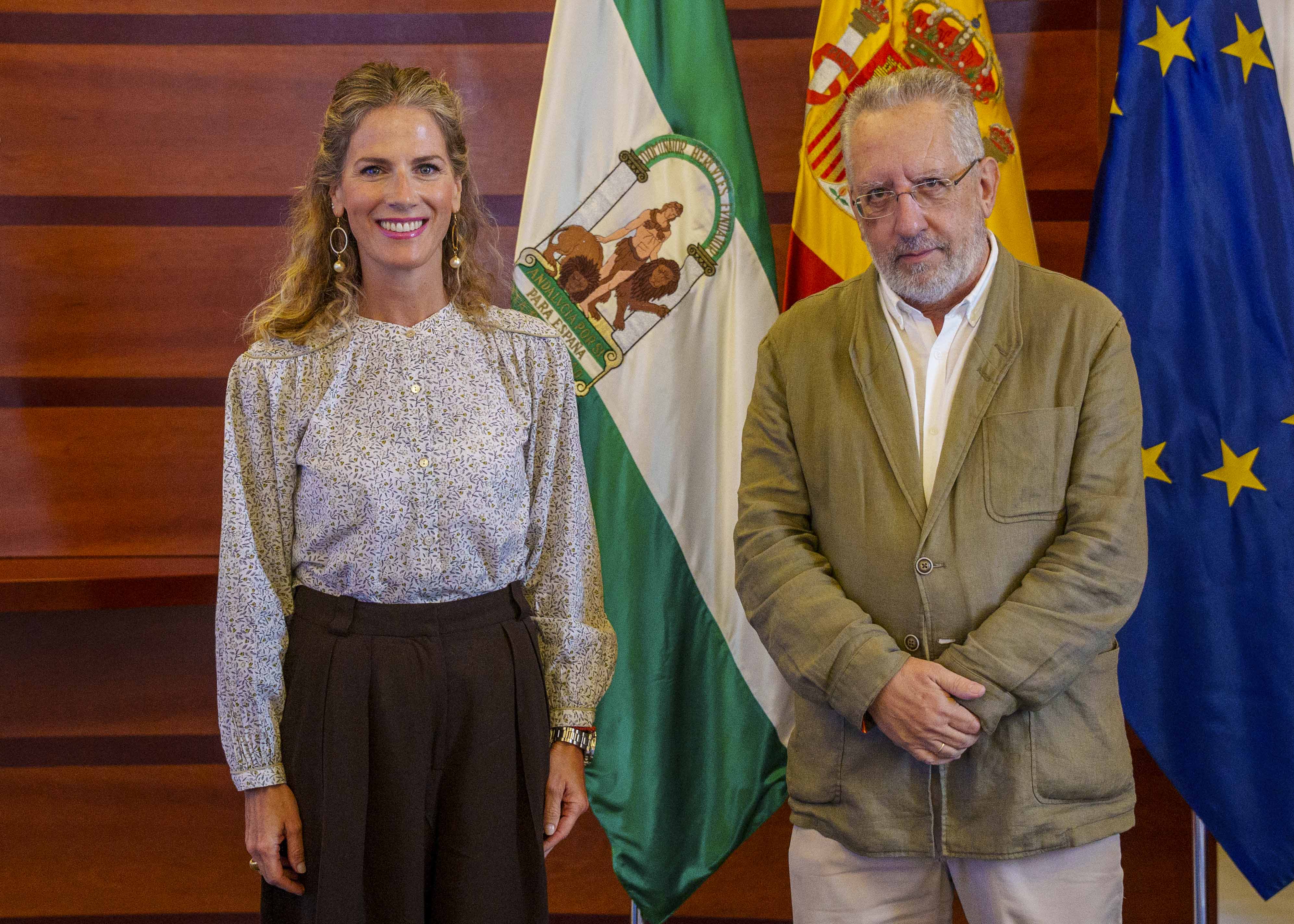    Ana Mestre, presidenta del Parlamento de Andaluc�a, y Jos� Escalante, presidente del Instituto de Reales Academias de Andaluc�a
