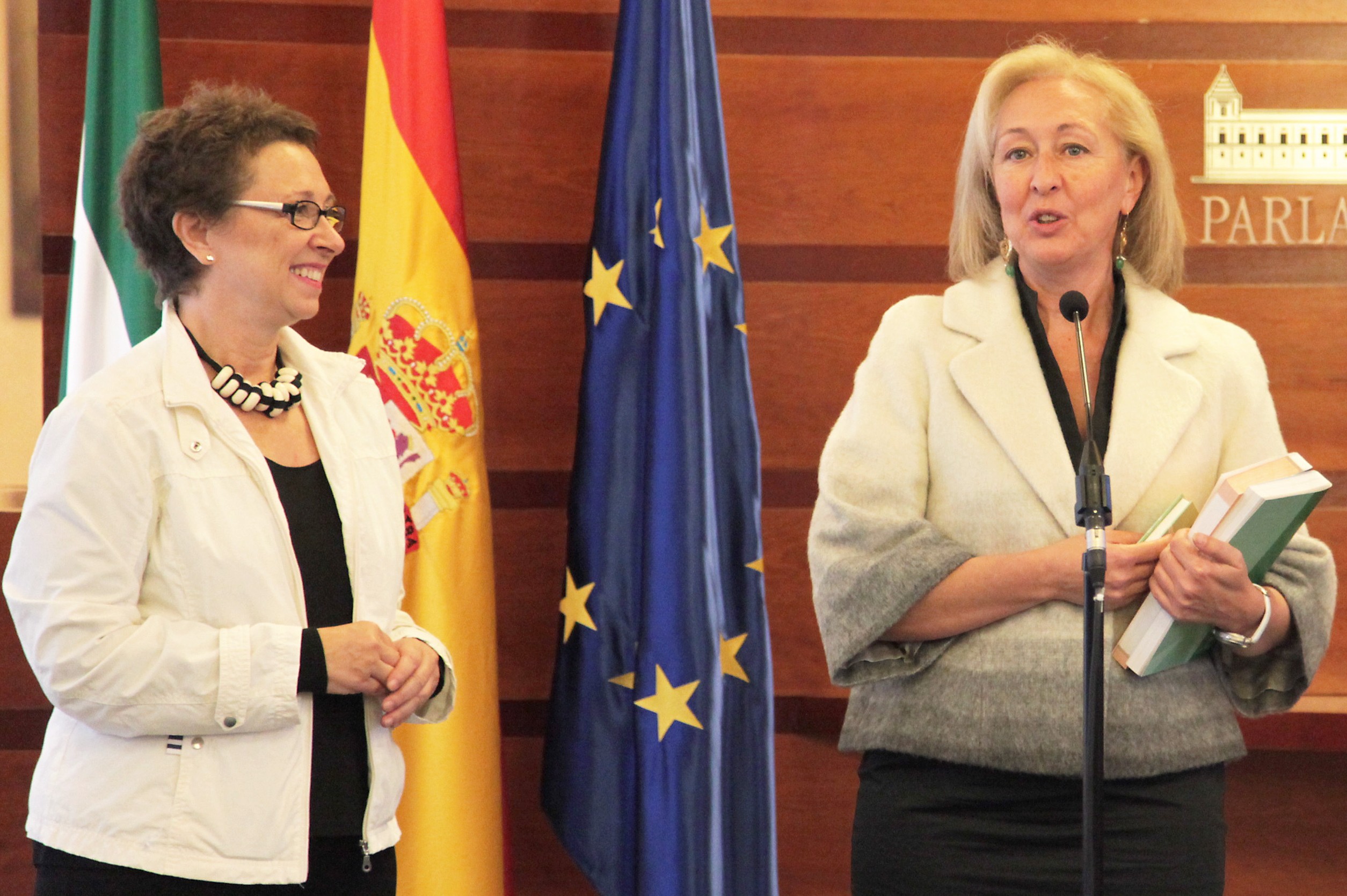 La consejera de Hacienda y Administracin Pblica y la presidenta del Parlamento, en la entrega del Proyecto de Ley de Presupuestos de la Comunidad Autnoma para 2011