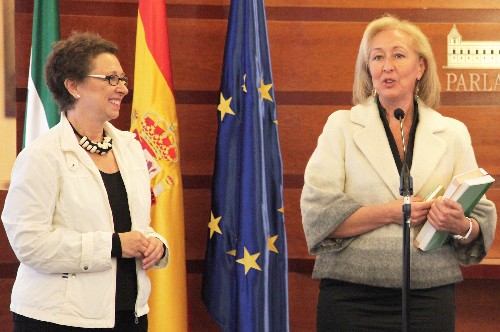 La consejera de Hacienda y Administracin Pblica y la presidenta del Parlamento, en la entrega del Proyecto de Ley de Presupuestos de la Comunidad Autnoma para 2011