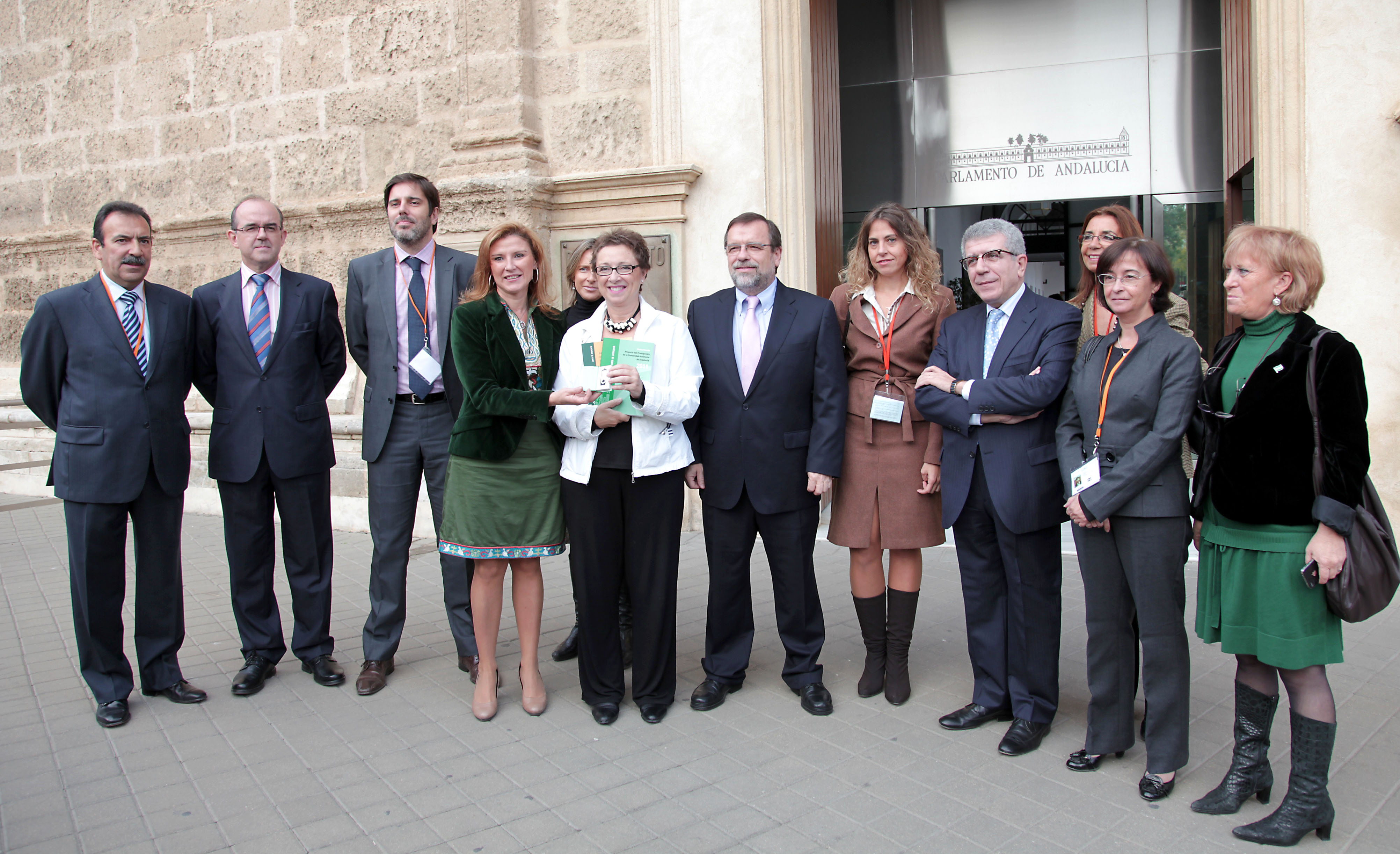 La consejera de Hacienda y su equipo son recibidos en la puerta de la Cmara por la Secretaria de Relaciones con el Parlamento