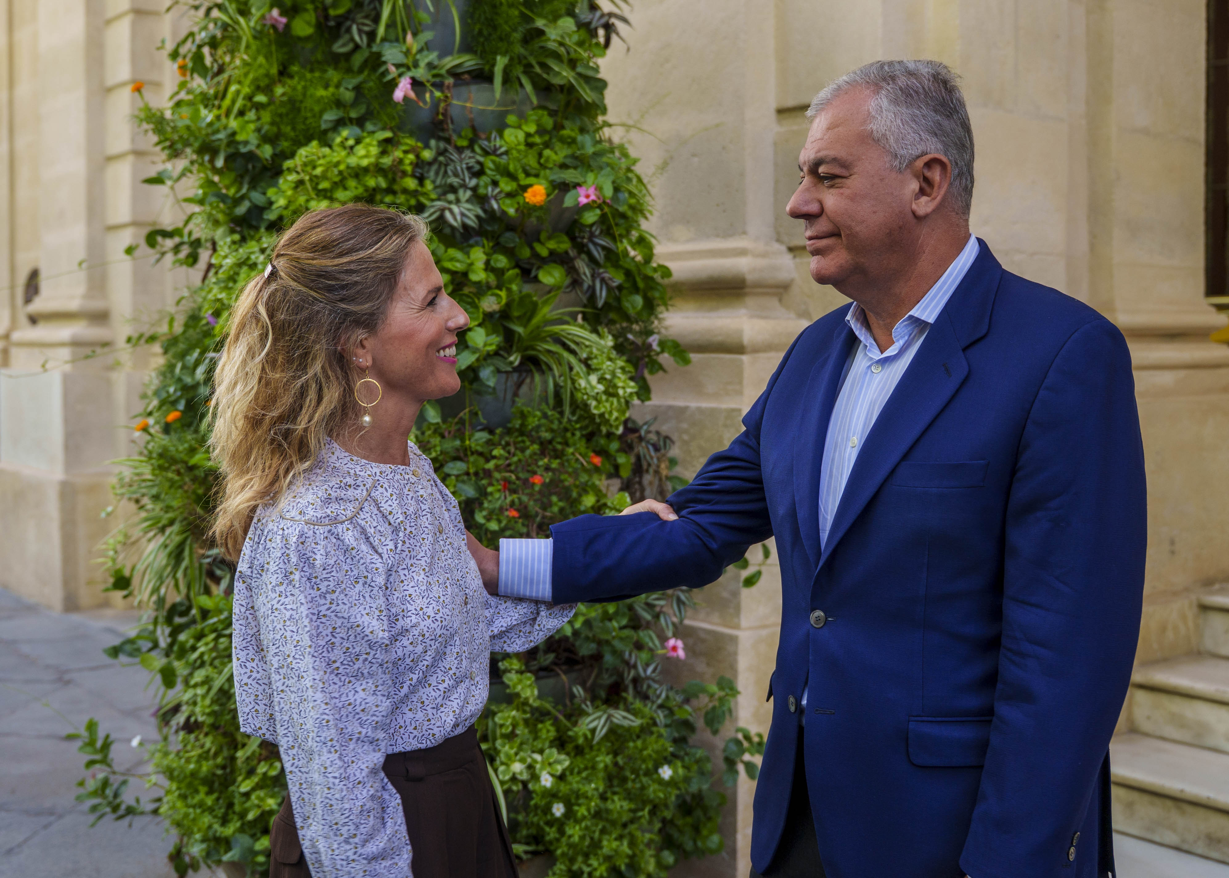 Jos� Luis Sanz, alcalde de Sevilla, saluda a Ana Mestre, presidenta del Parlamento de Andaluc�a, a su llegada al Ayuntamiento 