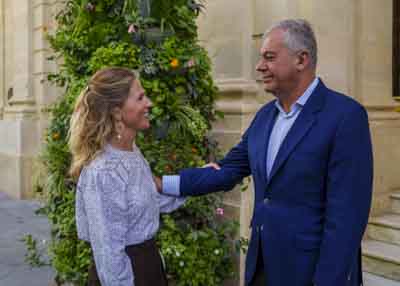 Jos� Luis Sanz, alcalde de Sevilla, saluda a Ana Mestre, presidenta del Parlamento de Andaluc�a, a su llegada al Ayuntamiento 