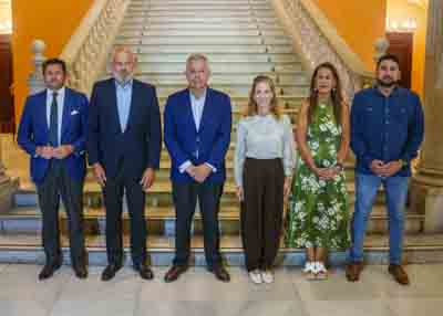 Ana Mestre, presidenta del Parlamento, Antonio Sanz, alcalde de Sevilla, y una representaci�n de la Corporaci�n municipal  