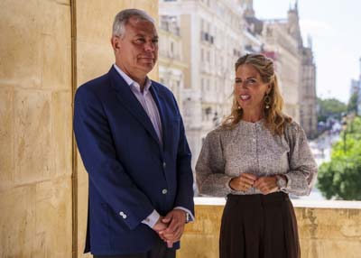 Un momento de la visita institucional que ha realizado la presidenta del Parlamento de Andaluc�a, Ana Mestre, al Ayuntamiento de Sevilla 