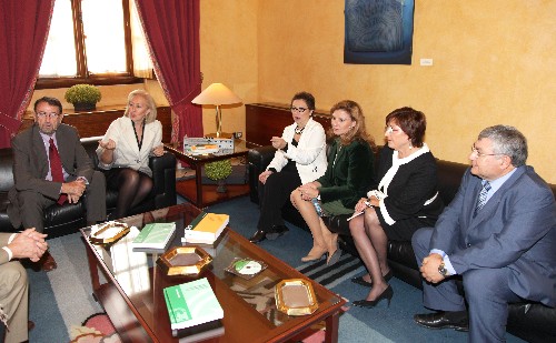 Los miembros de la Mesa, con la consejera y la Secretaria de Relaciones con el Parlamento de la Junta