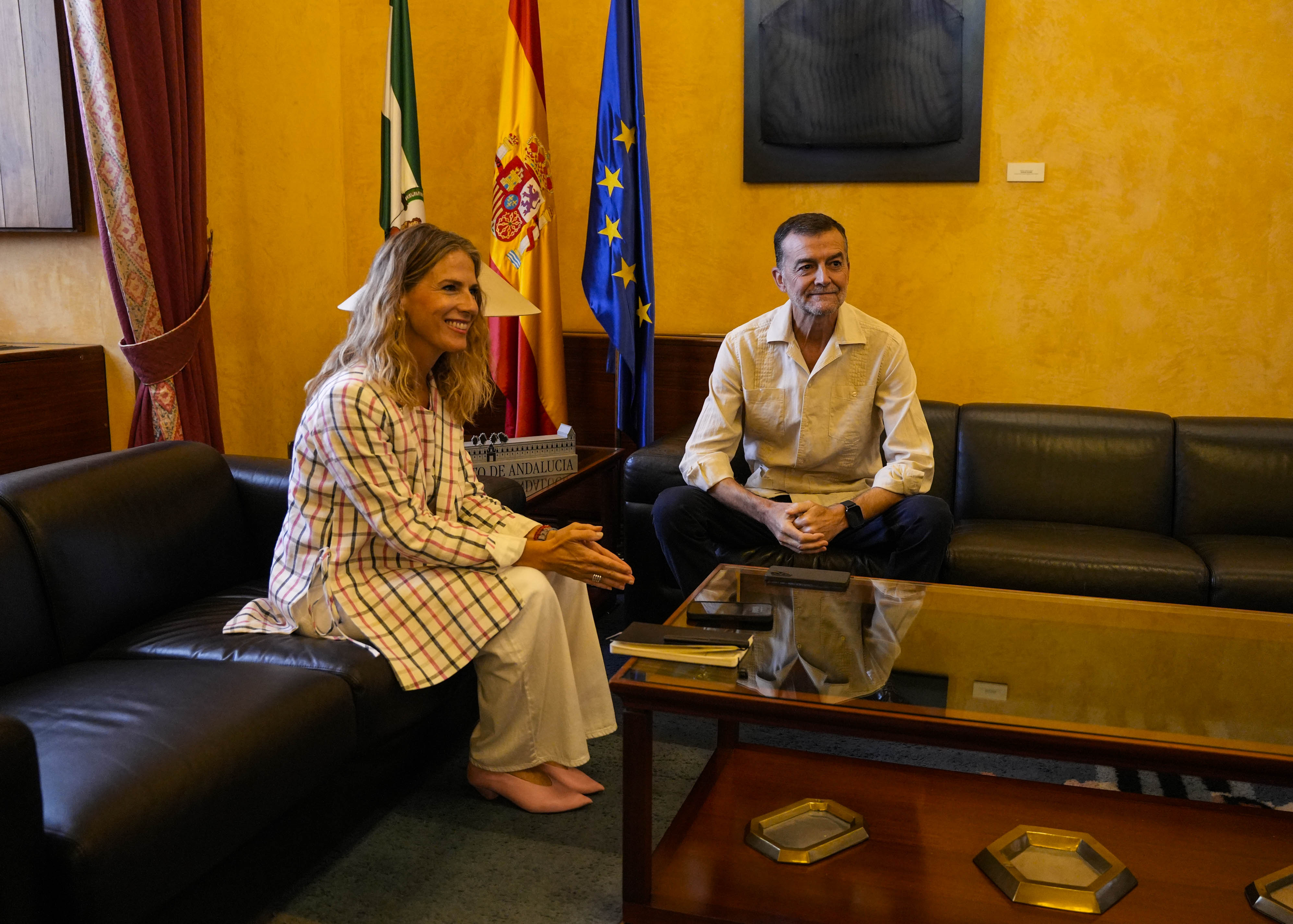 La presidenta del Parlamento y el portavoz del Grupo Por Andaluc�a al inicio del encuentro en el sal�n de protocolo 