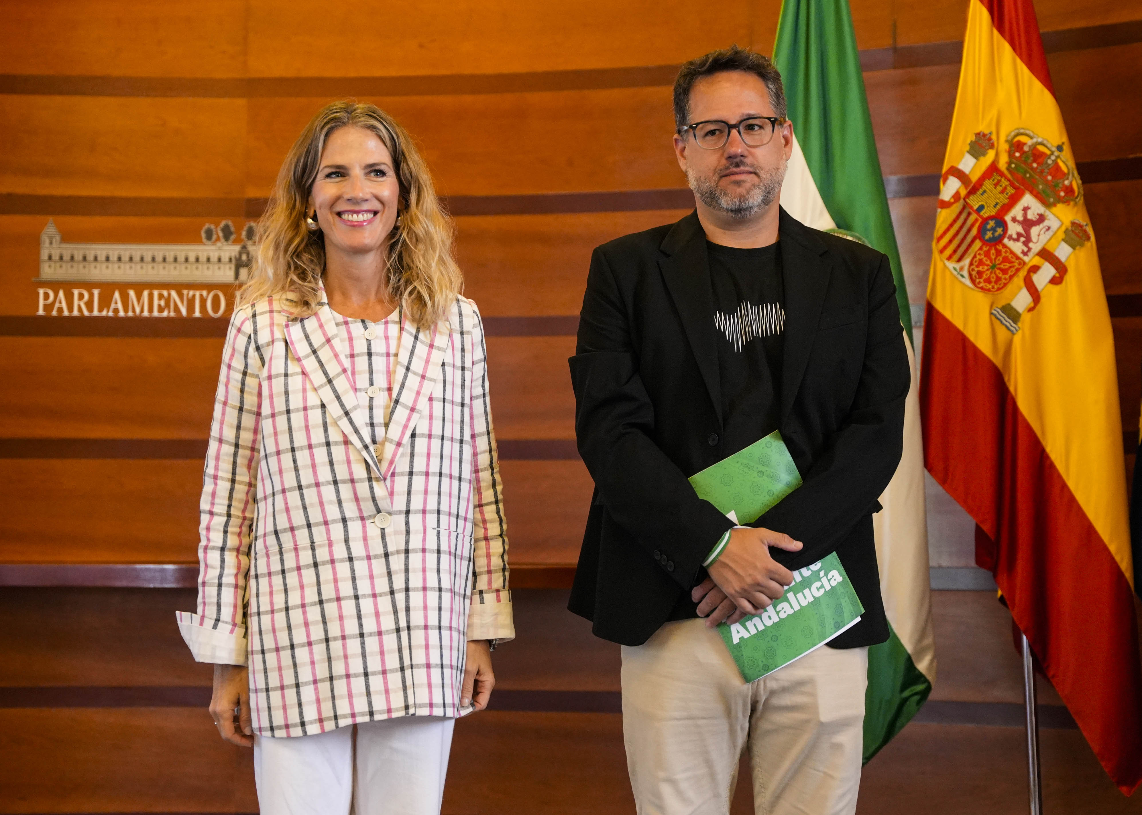 La presidenta del Parlamento, Ana Mestre, junto a Jos� Ignacio Garc�a, portavoz del Grupo Adelante Andaluc�a 