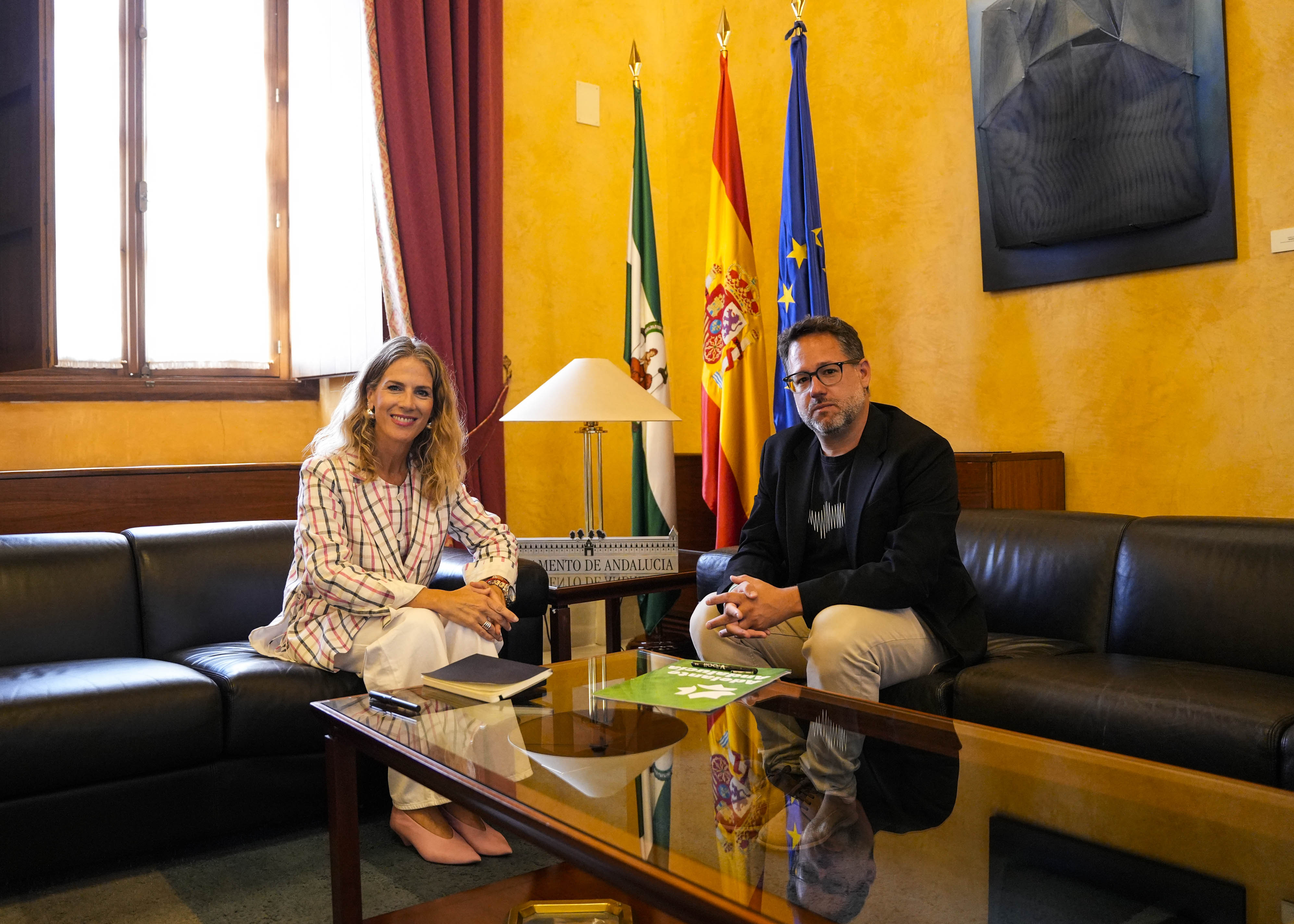 Un momento del encuentro entre la presidenta de la C�mara andaluza y el portavoz del Grupo Adelante Andaluc�a 
