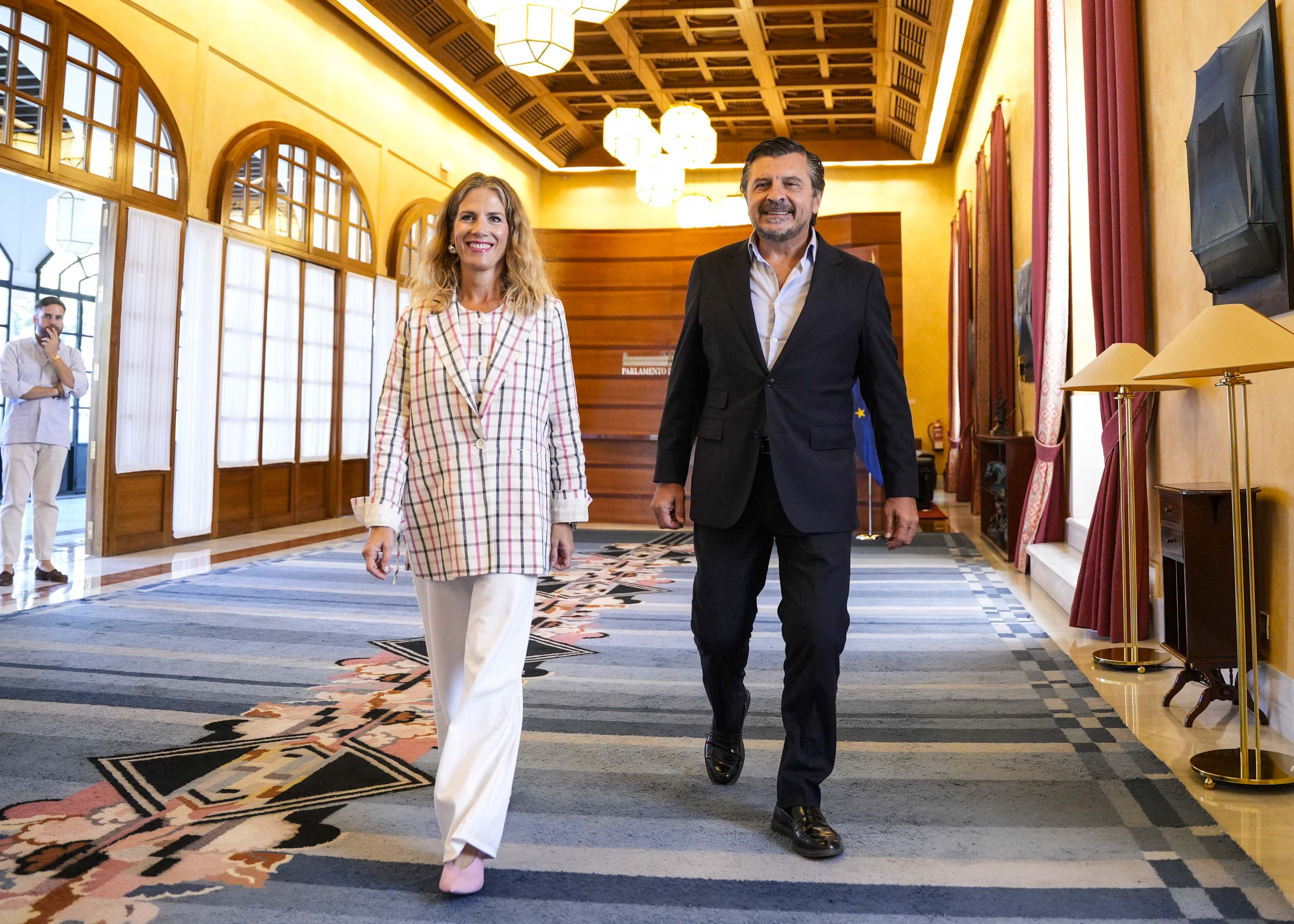 La presidenta del Parlamento, Ana Mestre y el portavoz del Grupo Popular de Andaluc�a, Antonio Mart�n  