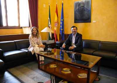 La presidenta del Parlamento y el portavoz del Grupo Popular al inicio de la reuni�n que han mantenido 