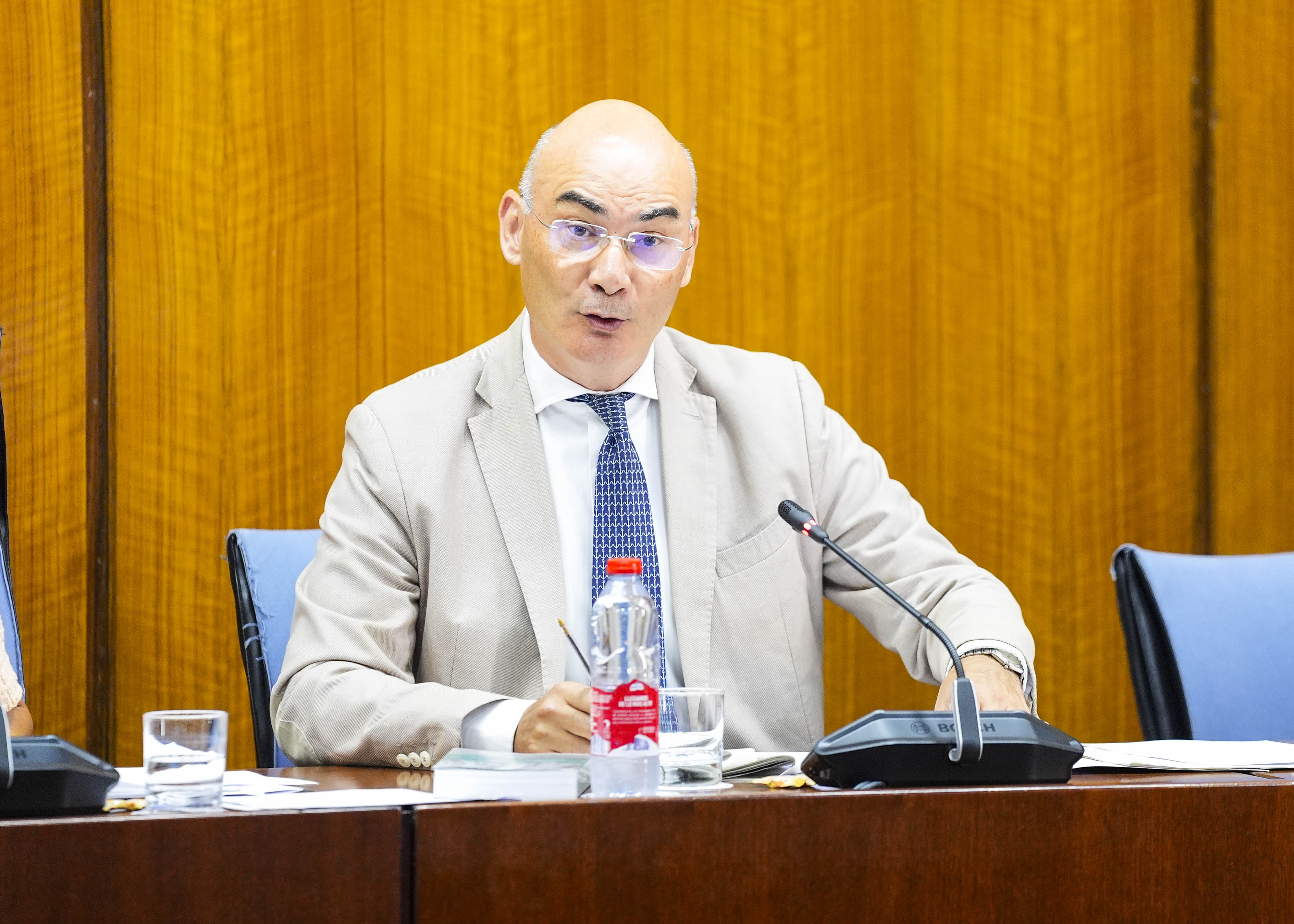 El letrado mayor del Parlamento, Manuel Carrasco, en una de sus intervenciones de hoy  