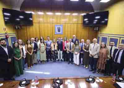 La presidenta del Parlamento y los diputados de la Comisi�n de Control de la Agencia P�blica Empresarial de la RTVA y de sus Sociedades Filiales 