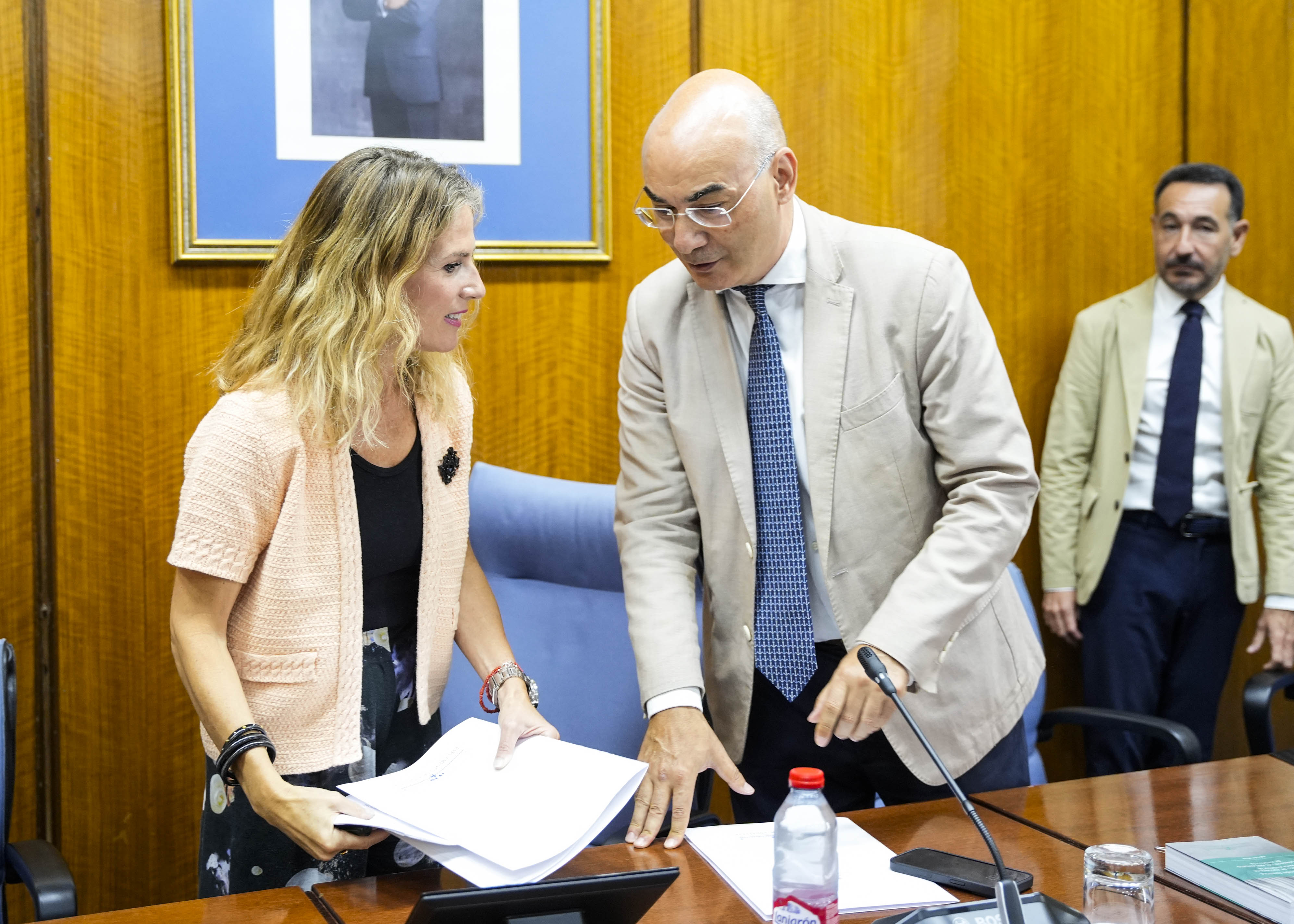 La presidenta del Parlamento y el letrado mayor al inicio de una de las sesiones de constituci�n 