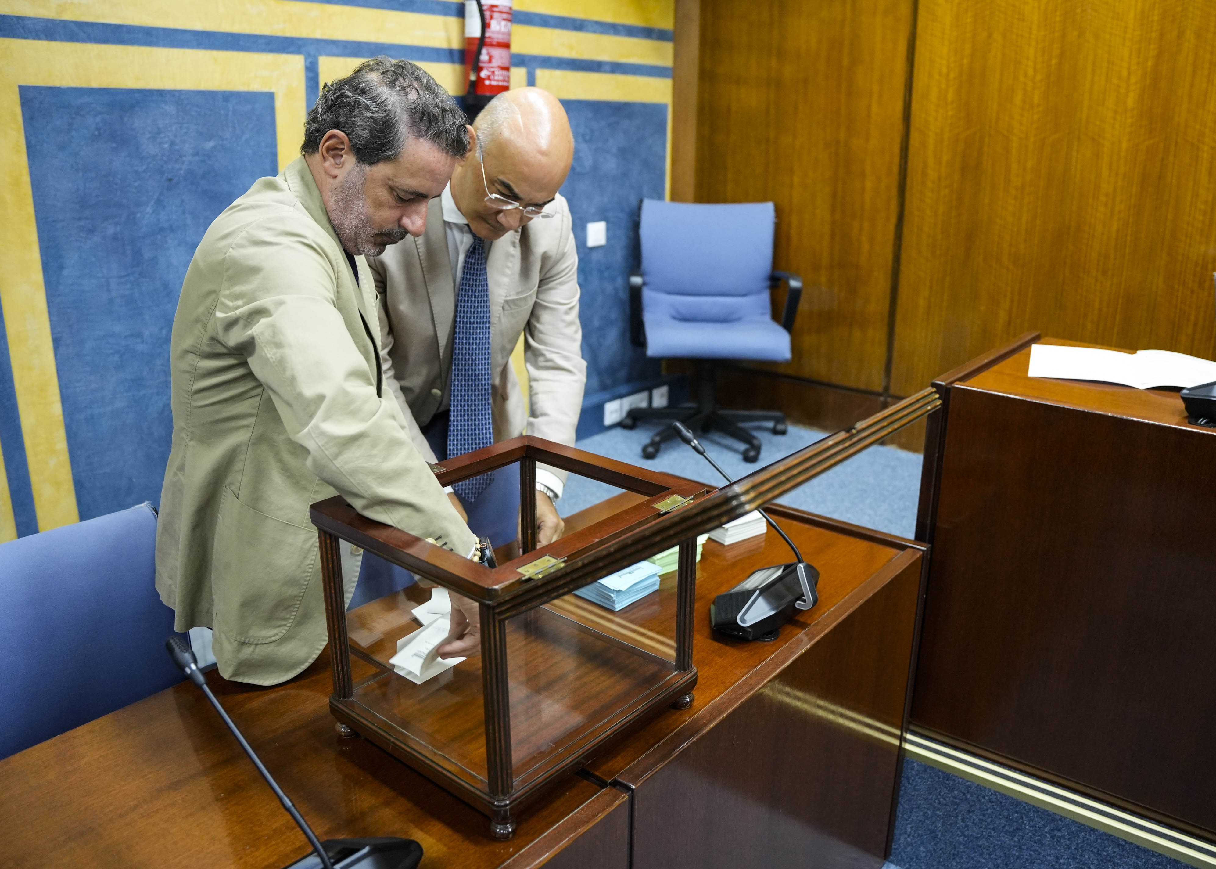 El letrado mayor, Manuel Carrasco, y el secretario primero de la Mesa, Jos� Ram�n Carmona, durante el recuento de votos 