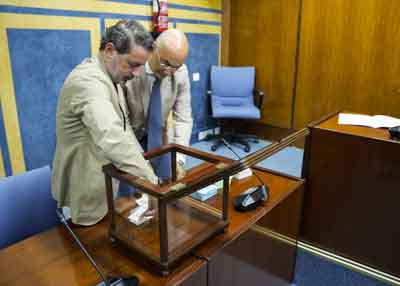 El letrado mayor, Manuel Carrasco, y el secretario primero de la Mesa, Jos� Ram�n Carmona, durante el recuento de votos 
