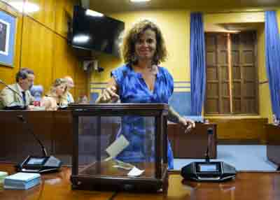 Esperanza G�mez vota para uno de los cargos de la Mesa de Desarrollo Estatutario 