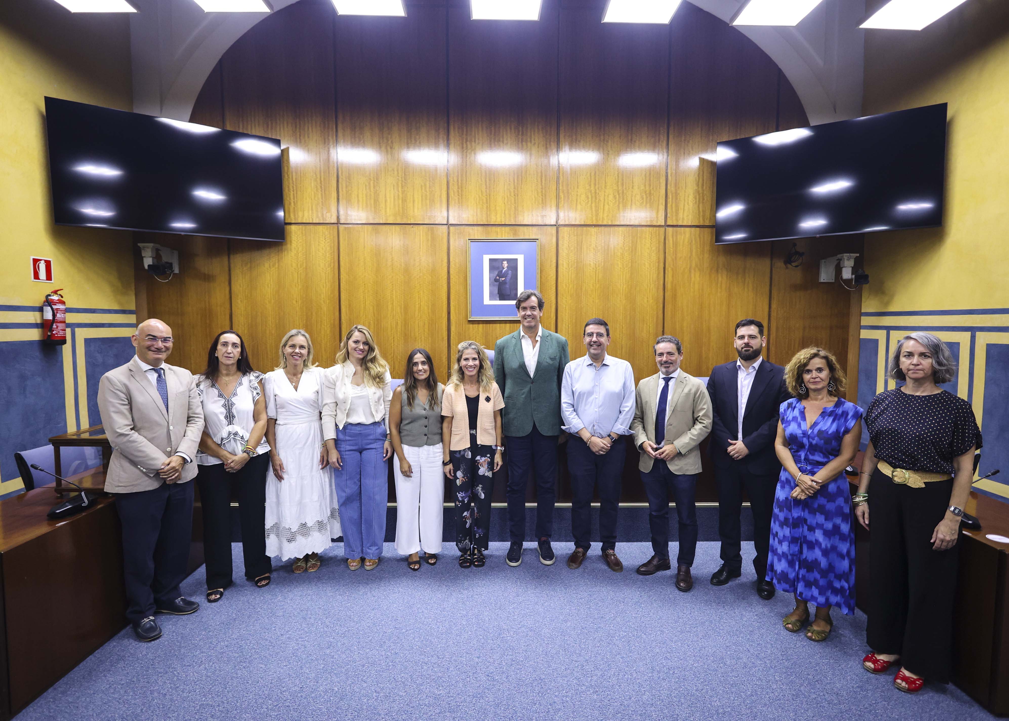 Imagen de familia de la Comisi�n de Desarrollo Estatutario  