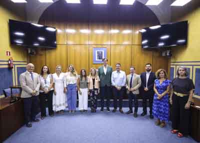Imagen de familia de la Comisi�n de Desarrollo Estatutario  