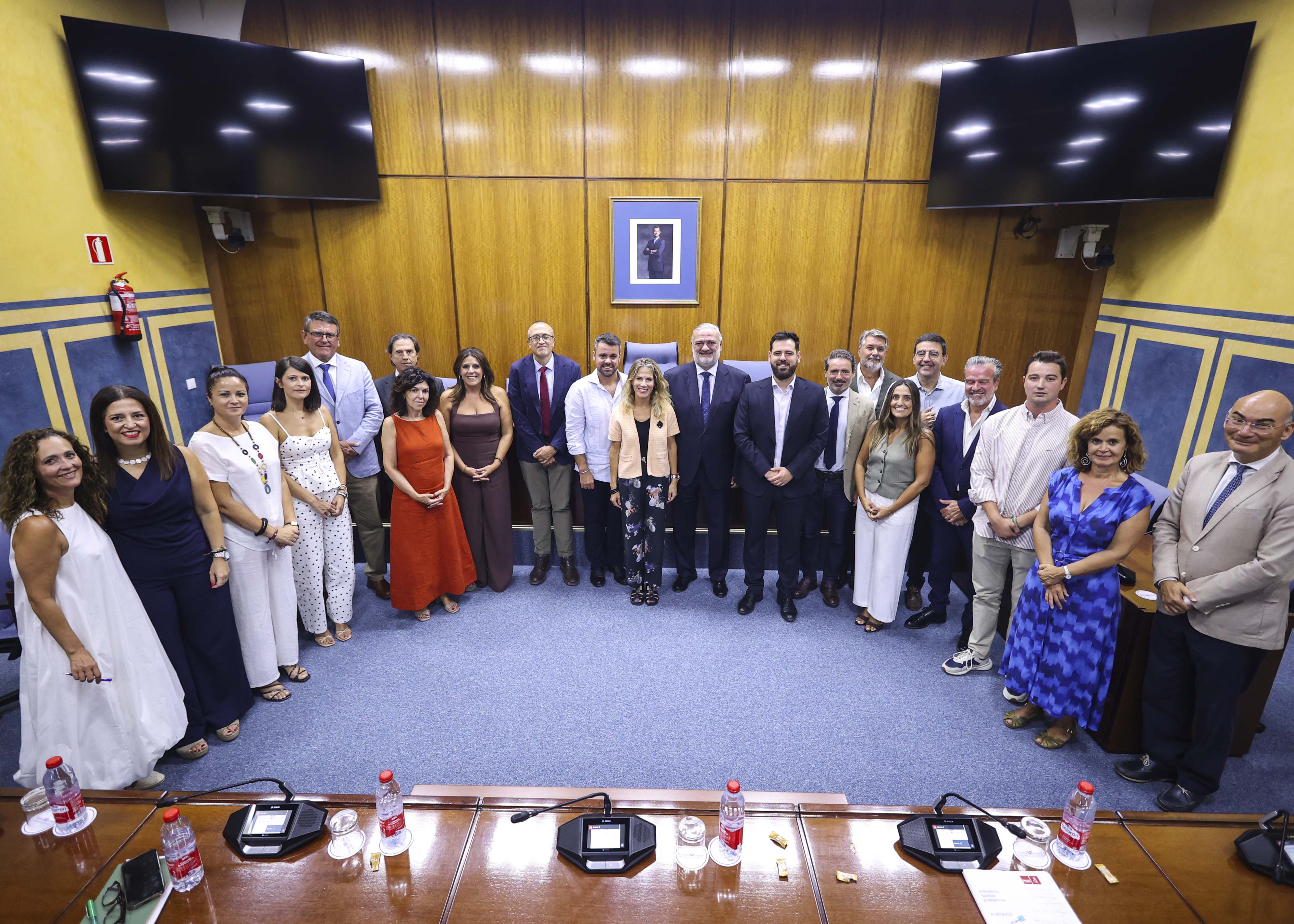 Imagen de la Comisi�n de Presidencia, Sanidad y Emergencias junto a la presidenta del Parlamento y el letrado mayor  
