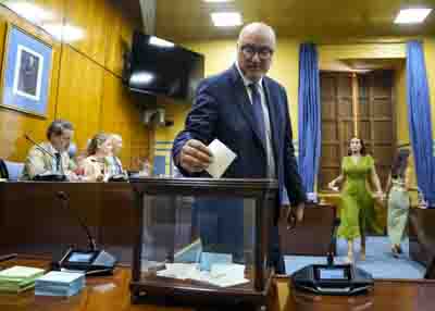 Para la elecci�n de los miembros de la Mesa de la Comisi�n de Turismo los diputados han depositado su voto en la urna  