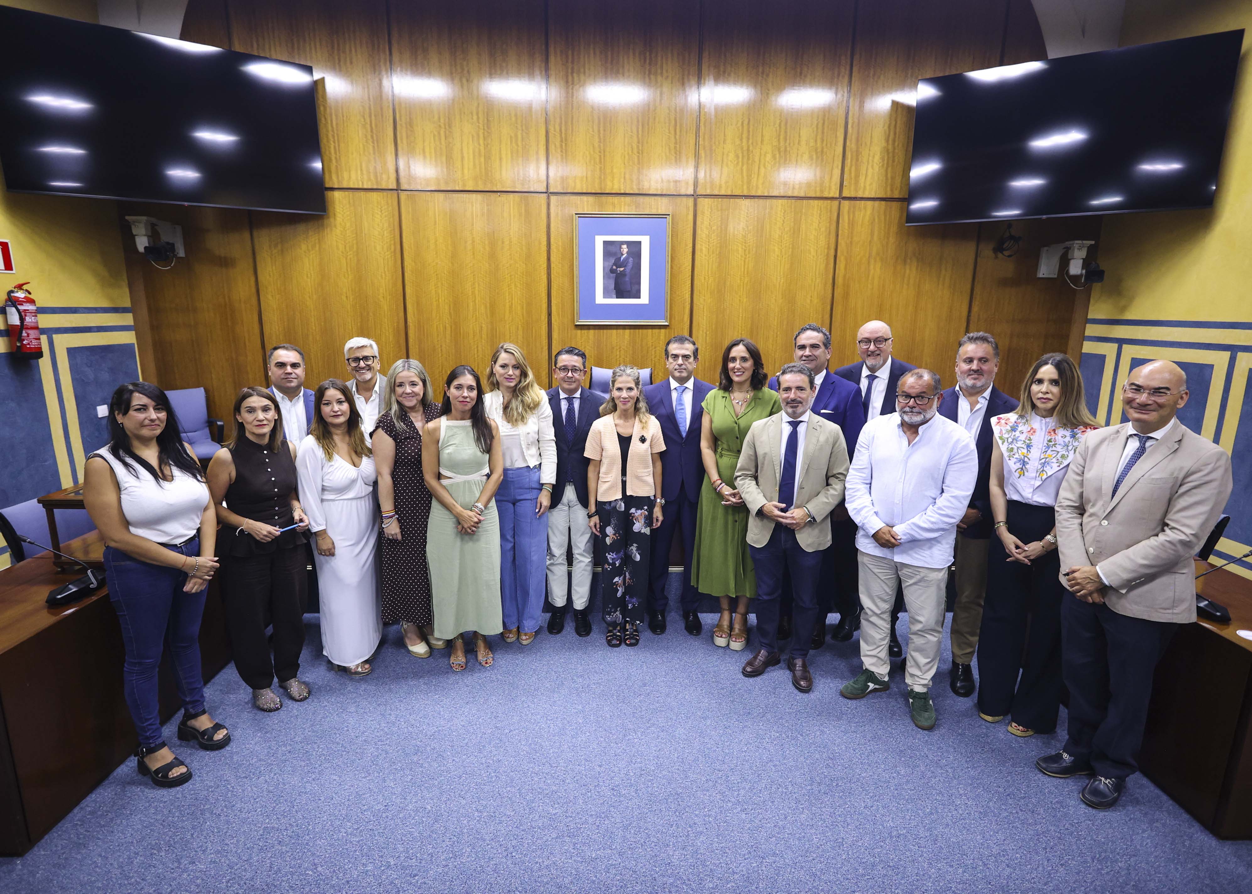 Foto de familia de la presidenta del Parlamento, el letrado mayor y los diputados de la Comisi�n de Turismo, Justicia, Desregulaci�n y Administraci�n Local 