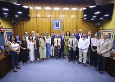 Foto de familia de la presidenta del Parlamento, el letrado mayor y los diputados de la Comisi�n de Turismo, Justicia, Desregulaci�n y Administraci�n Local 