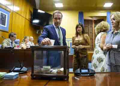  Un grupo de diputados durante las votaciones en la sesi�n constitutiva de la Comisi�n de Econom�a