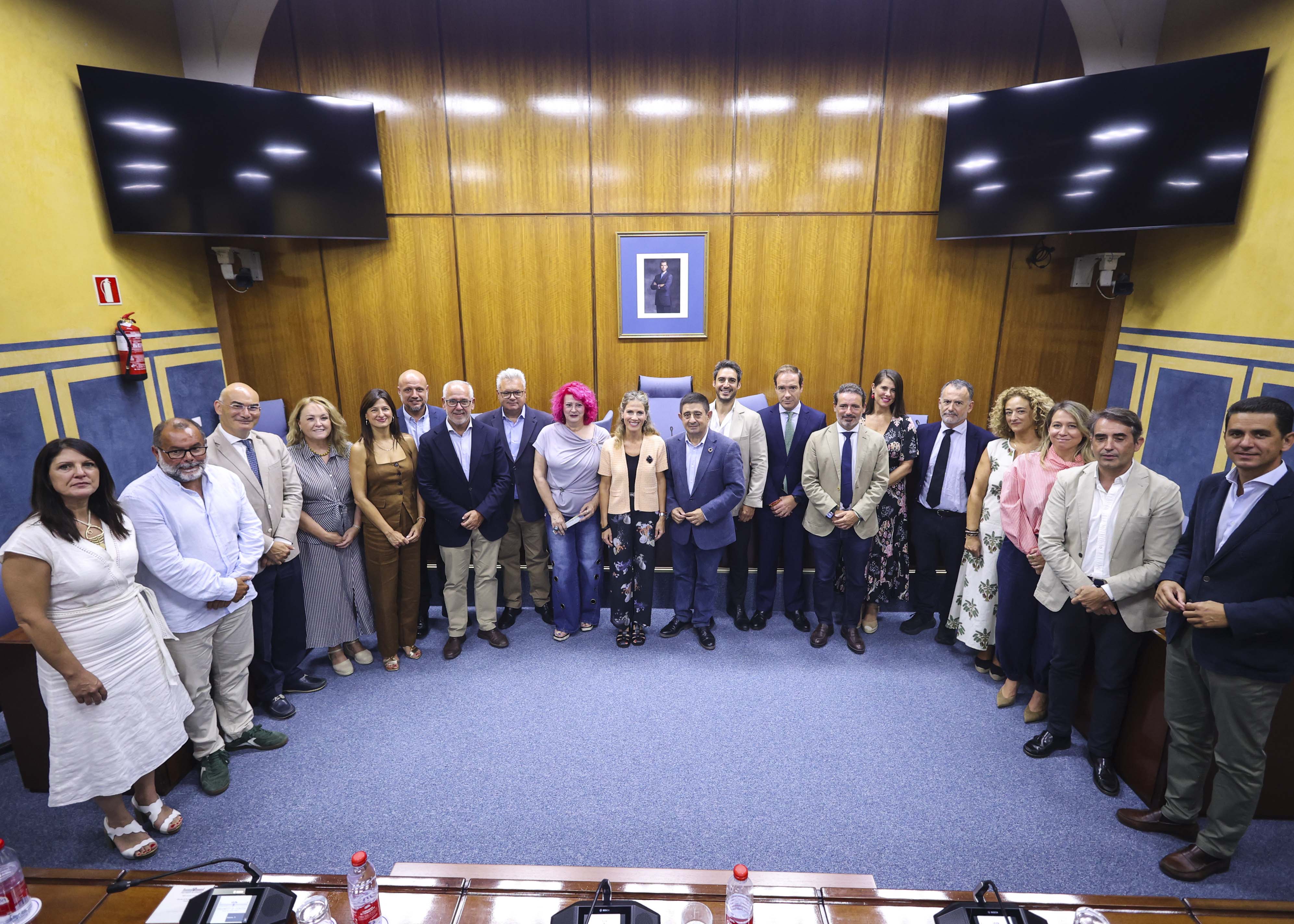 Foto general de los diputados que integran la Comisi�n de Econom�a, Hacienda y Fondos Europeos junto a la presidenta y al letrado mayor  