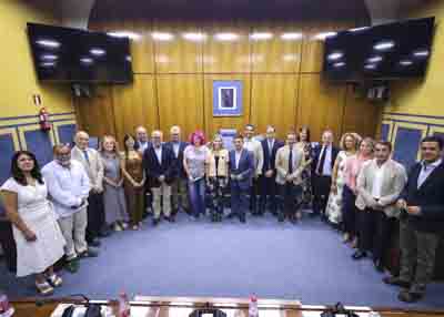Foto general de los diputados que integran la Comisi�n de Econom�a, Hacienda y Fondos Europeos junto a la presidenta y al letrado mayor  