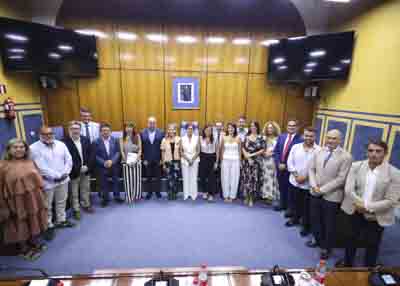 La Comisi�n de Agricultura, Pesca, Agua y Desarrollo Rural, una vez constituida, junto a la presidenta, Ana Mestre, y el letrado mayor, Manuel Carrasco 