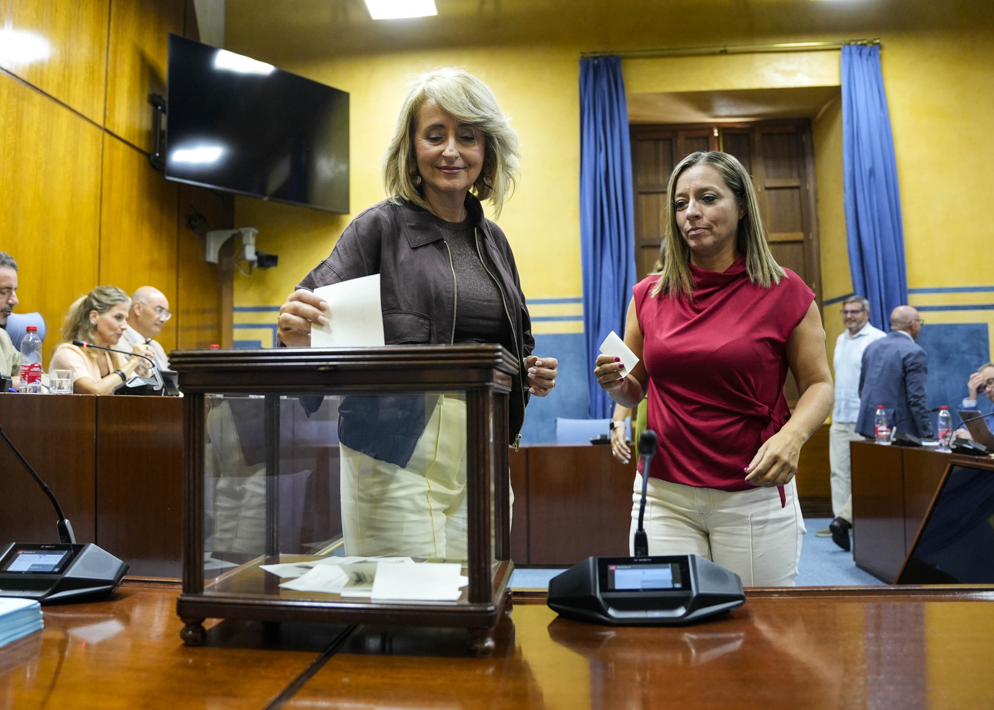 Diputadas durante una de las votaciones en la Comisi�n de Educaci�n 