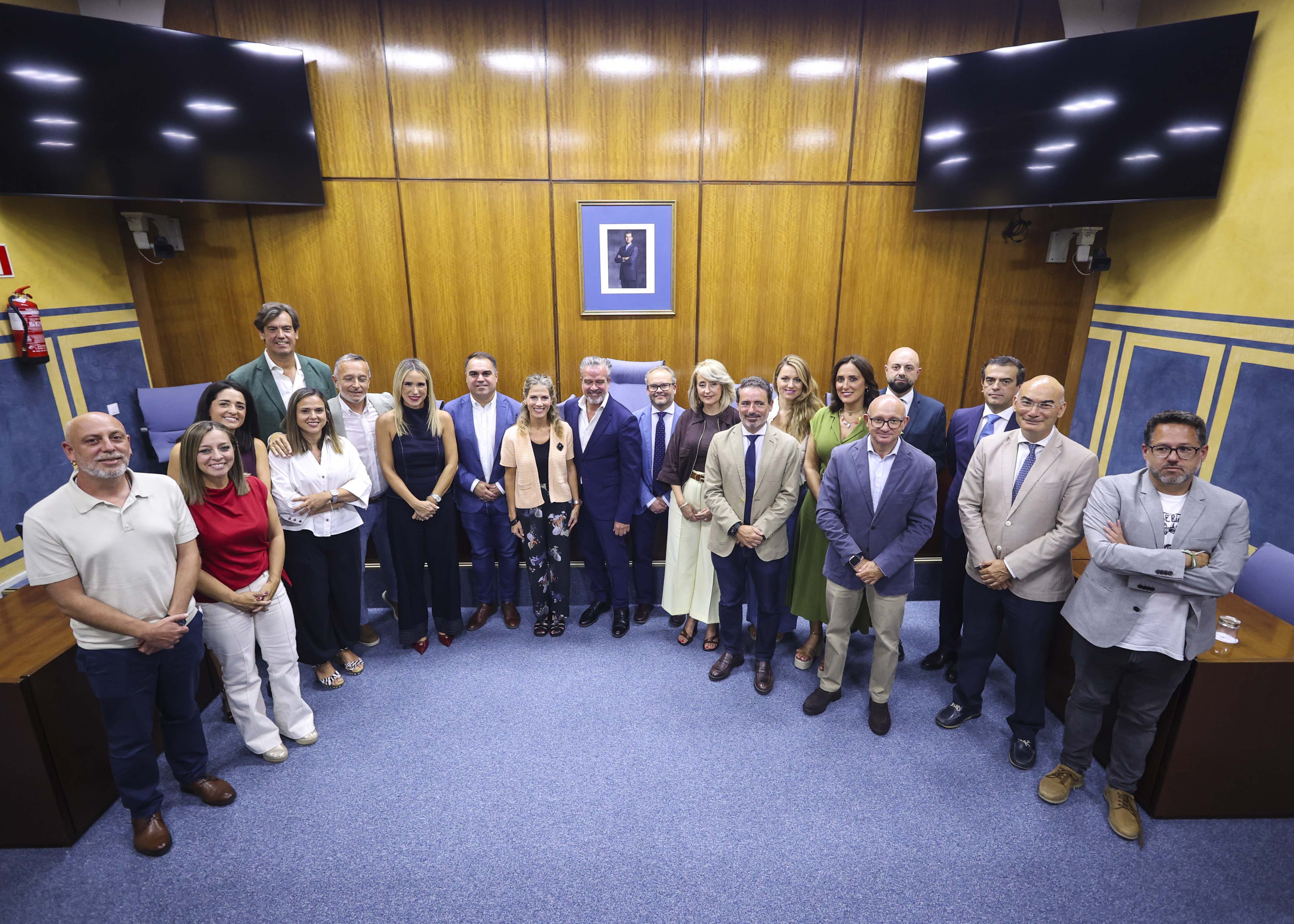 Fotograf�a general de la Comisi�n de Educaci�n al final de la sesi�n  