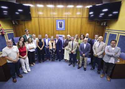 Fotograf�a general de la Comisi�n de Educaci�n al final de la sesi�n  