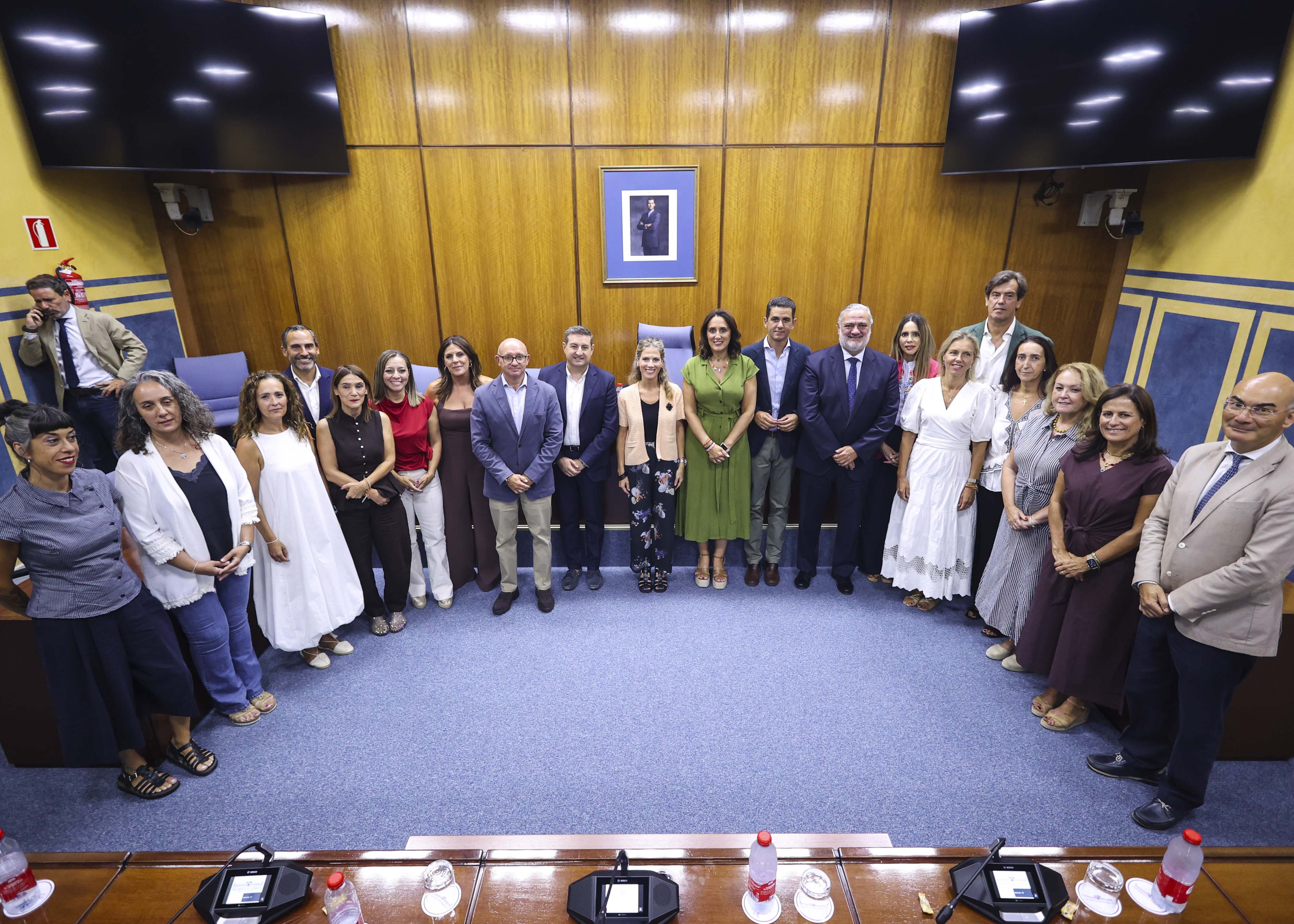 La presidenta del Parlamento, Ana Mestre, el letrado mayor, Manuel Carrasco, y los diputados de la Comisi�n de Servicios Sociales, Familias e Igualdad 