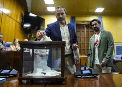Diputados votan para los puestos de la Mesa de la Comisi�n de Vivienda, Juventud y Ordenaci�n del Territorio 
