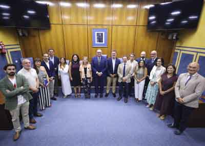 Foto de familia de la Comisi�n de Vivienda, Juventud y Ordenaci�n del Territorio tras ser constituida 