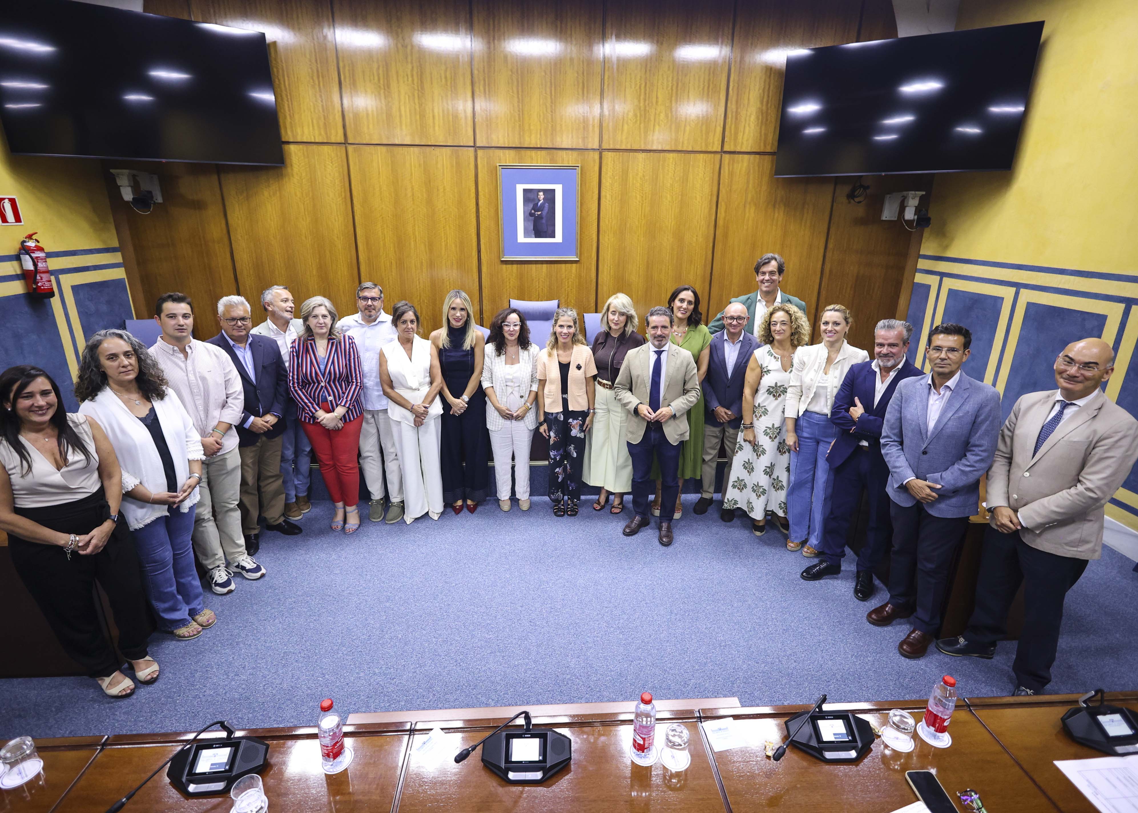 Foto de familia de la Comisi�n de Cultura, Patrimonio Hist�rico y Deporte con la presidenta y el letrado mayor del Parlamento de Andaluc�a 