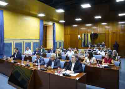 Los miembros de la Comisi�n de Sostenibilidad y Medio Ambiente al inicio de la sesi�n constitutiva 