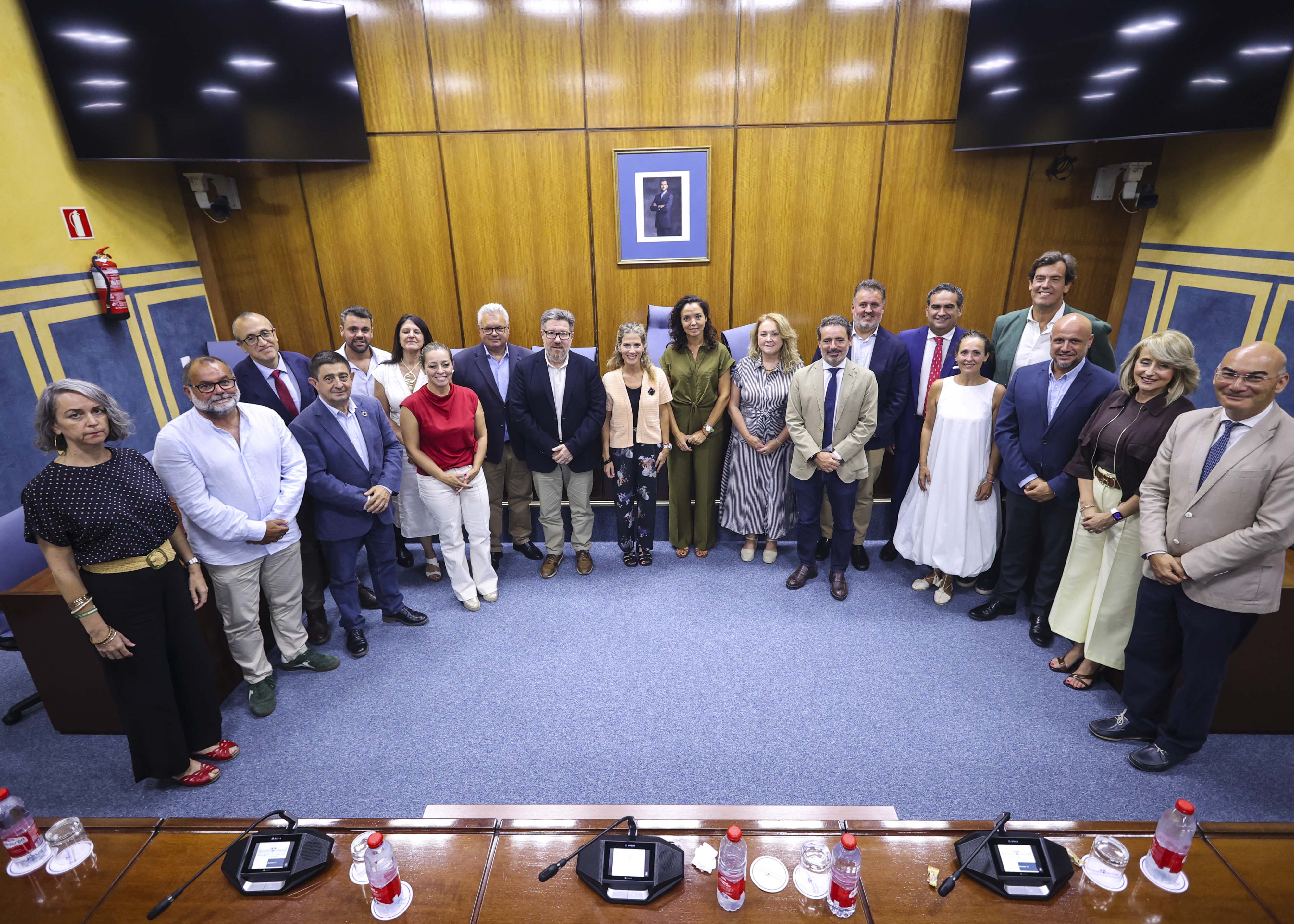 Foto de familia de la Comisi�n de Sostenibilidad y Medio Ambiente a la finalizaci�n de la sesi�n