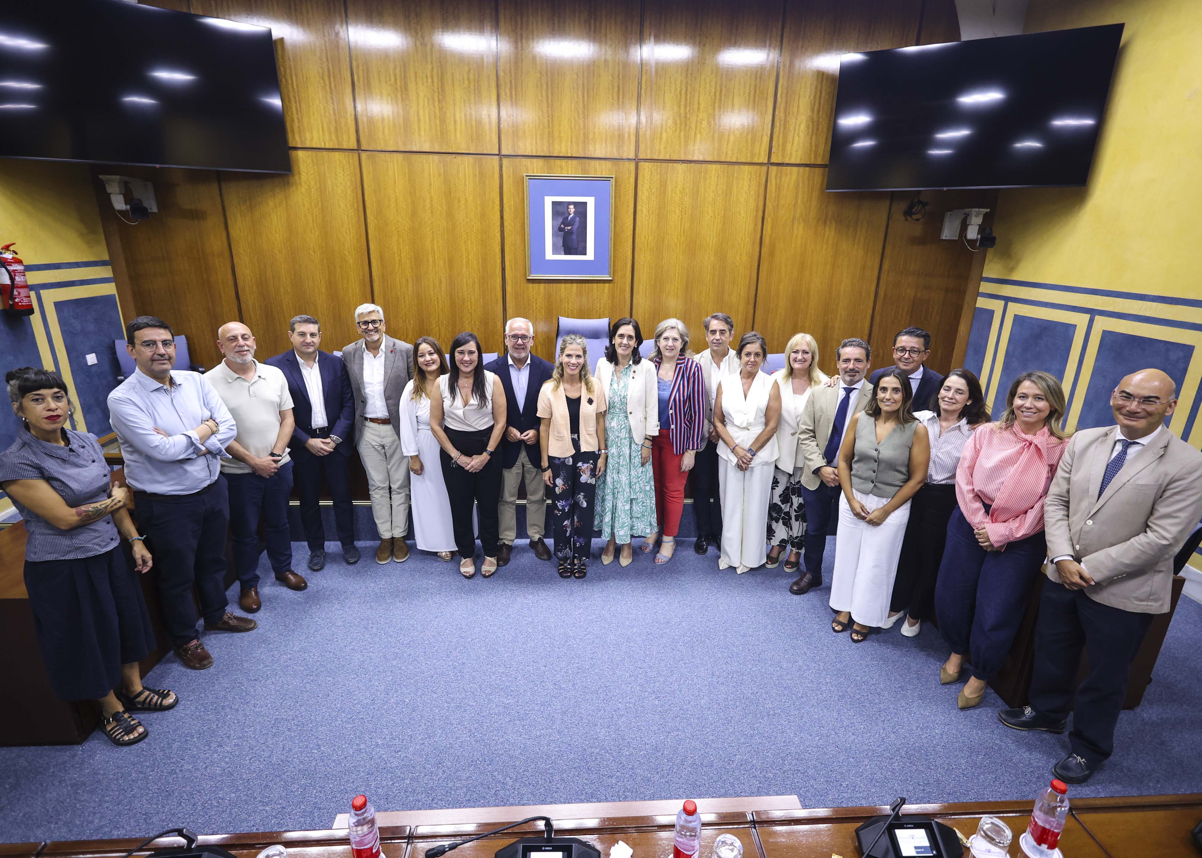 Foto general de los miembros de la Comisi�n de Fomento y Movilidad una vez constituida 