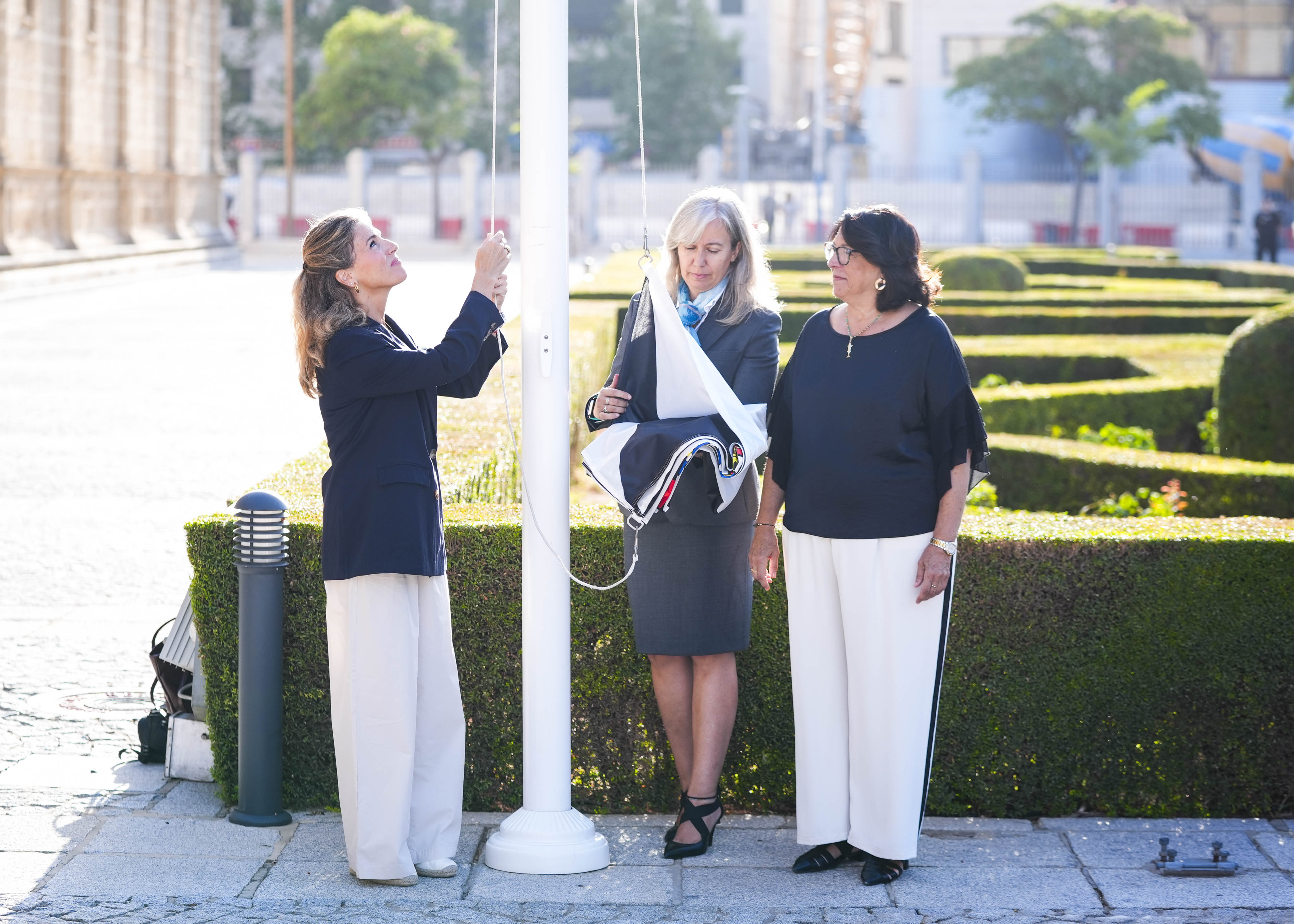 La presidenta del Parlamento de Andaluc�a, Ana Mestre, iza la bandera de Ceuta 