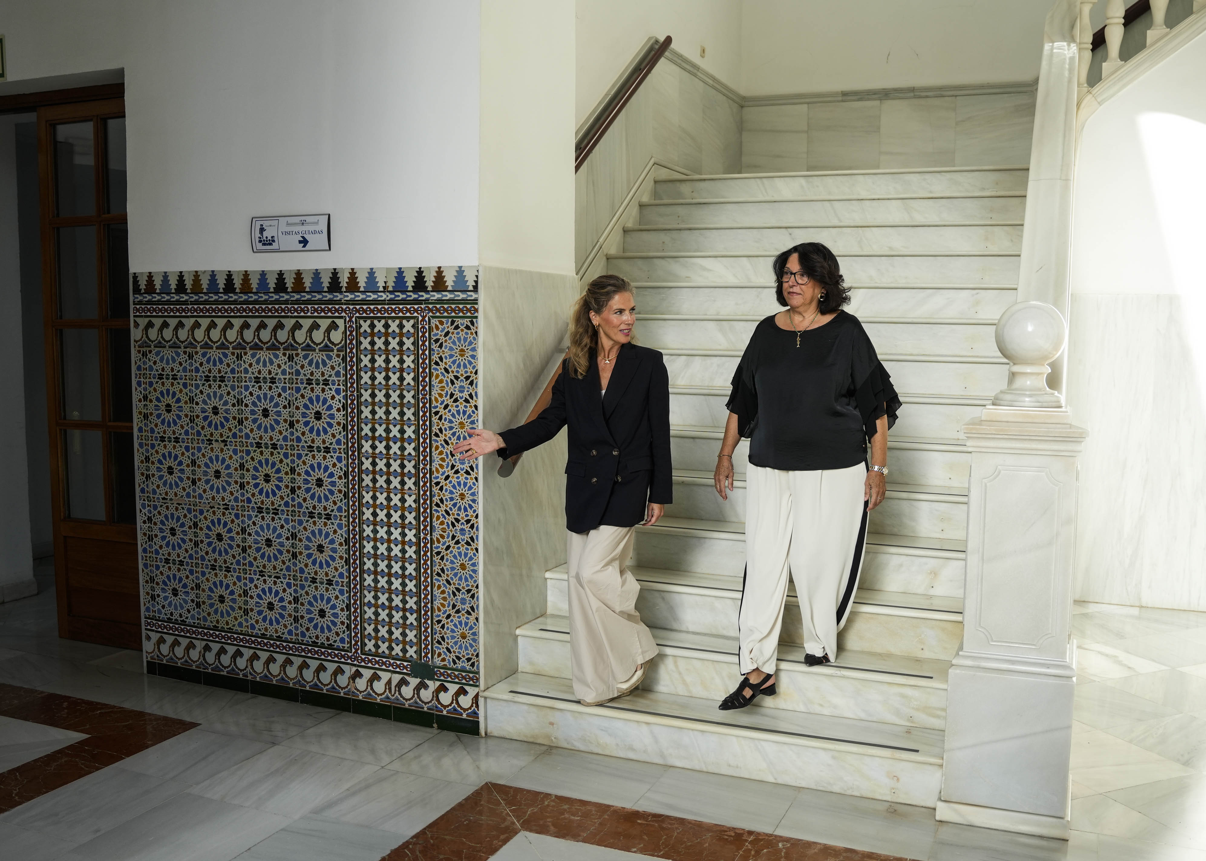 Ana Mestre y Rosa Colmenar se dirigen al acto que ha tenido lugar en la fachada principal del Parlamento