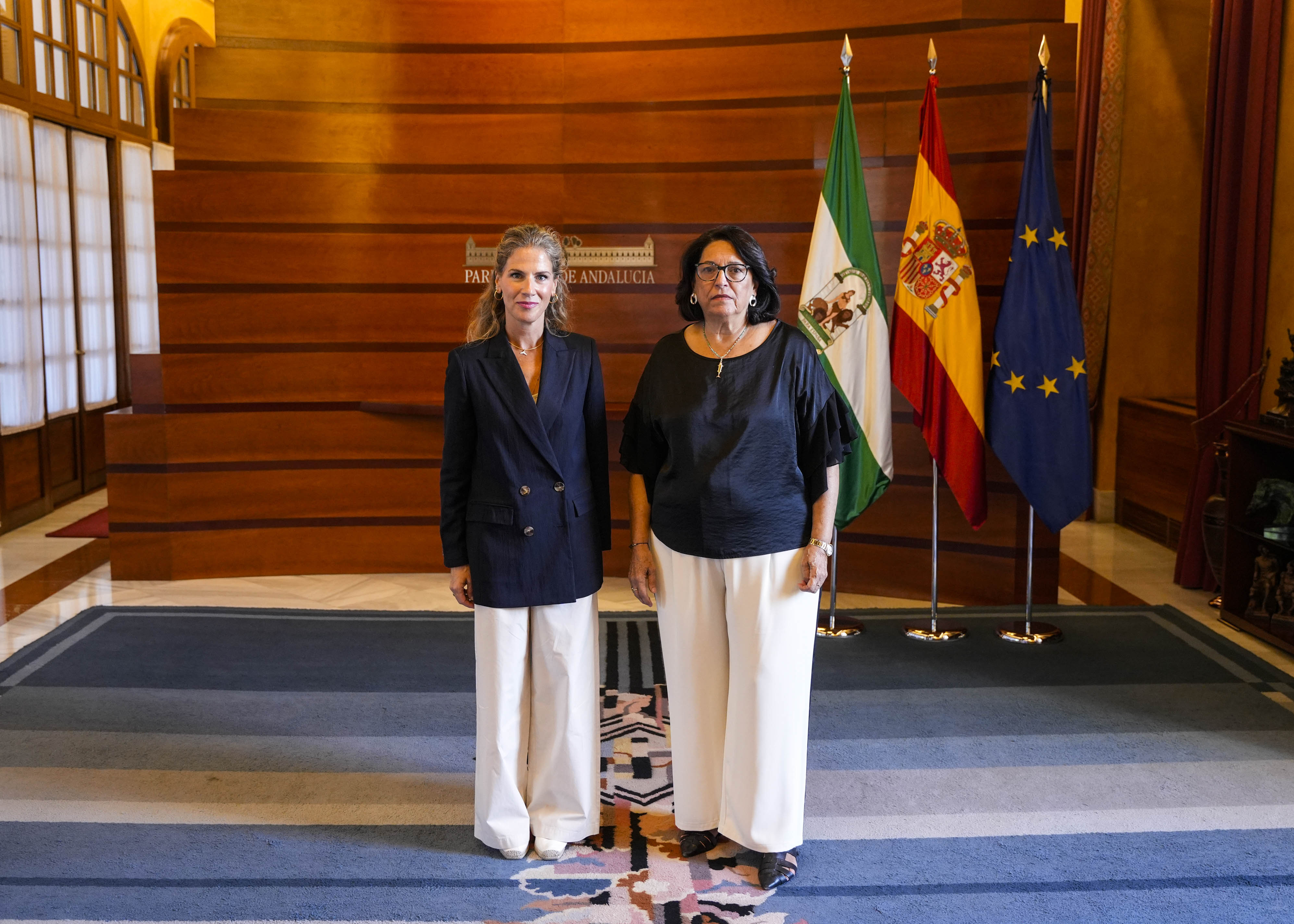La presidenta del Parlamento, Ana Mestre, y la presidenta de la Casa de Ceuta en Sevilla, Rosa Colmenar  