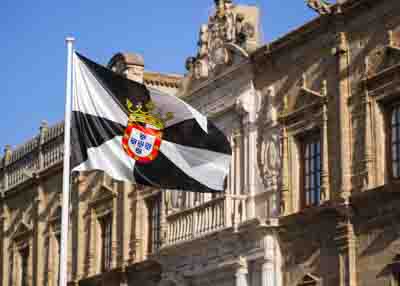 La bandera de Ceuta ondea en la fachada principal de la sede de la C�mara legislativa andaluza