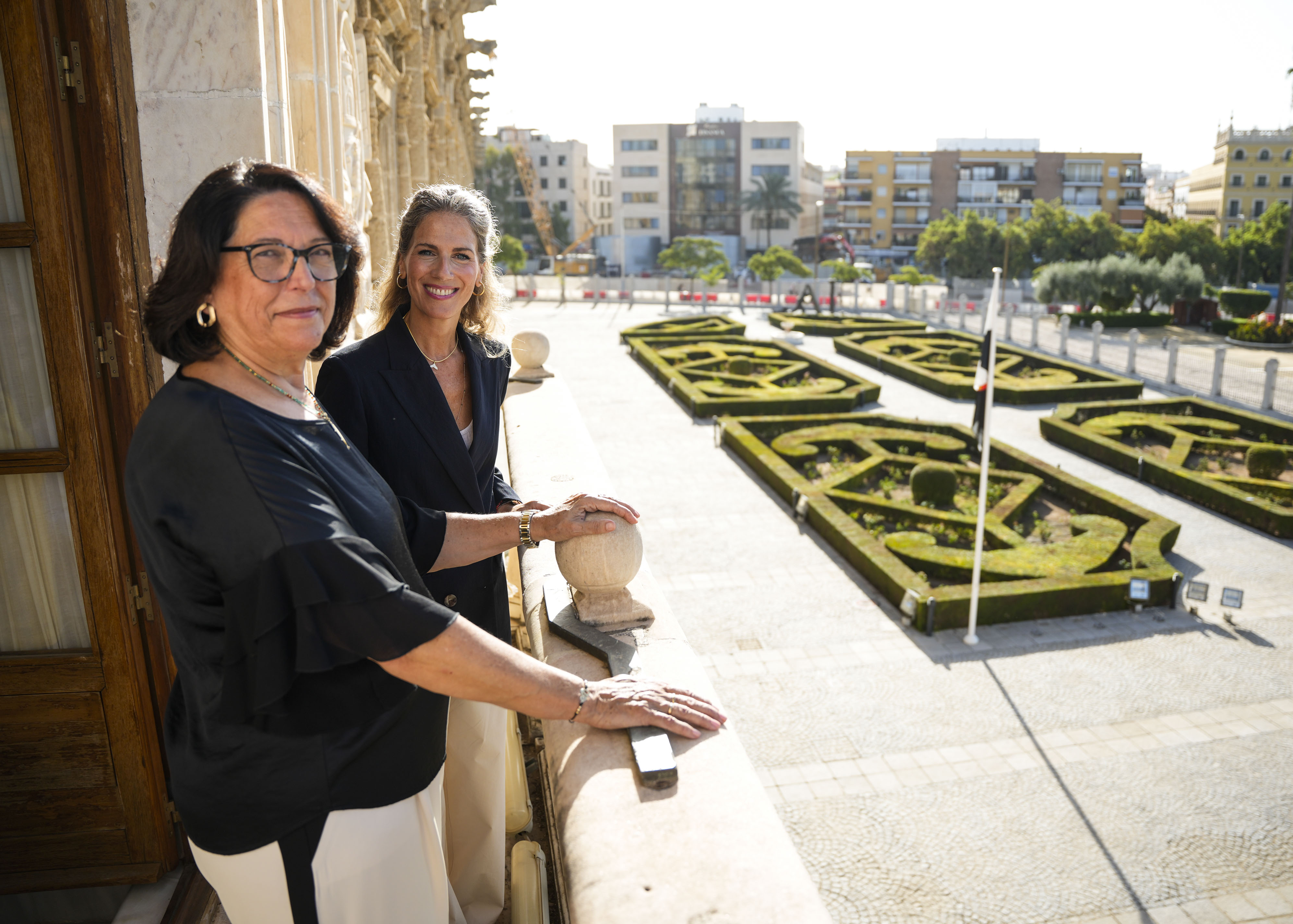 La presidenta del Parlamento de Andaluc�a, Ana Mestre, y la presidenta de la Casa de Ceuta en Sevilla, Rosa Colmenar