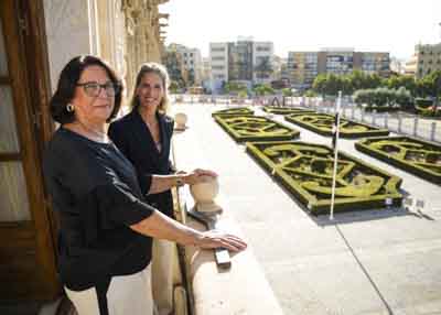 La presidenta del Parlamento de Andaluc�a, Ana Mestre, y la presidenta de la Casa de Ceuta en Sevilla, Rosa Colmenar