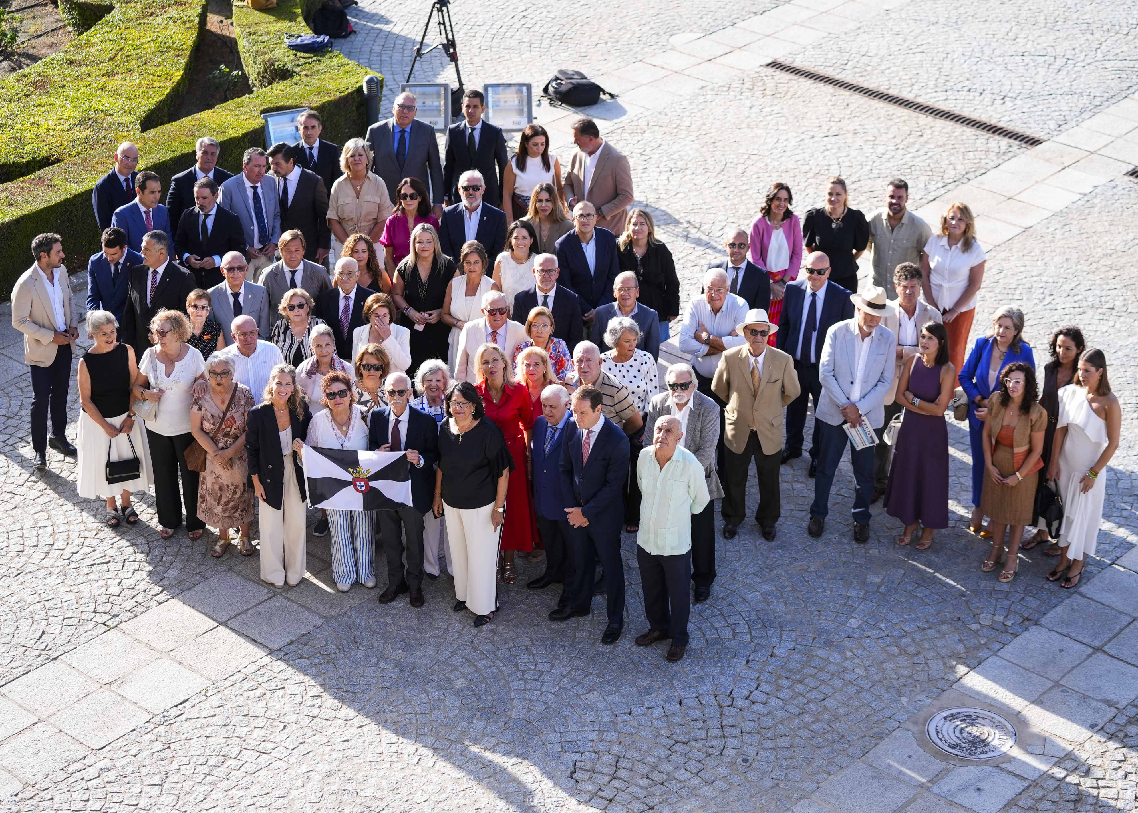 Autoridades, parlamentarios y representantes de la asociaci�n de la Casa de Ceuta en Sevilla en el acto  